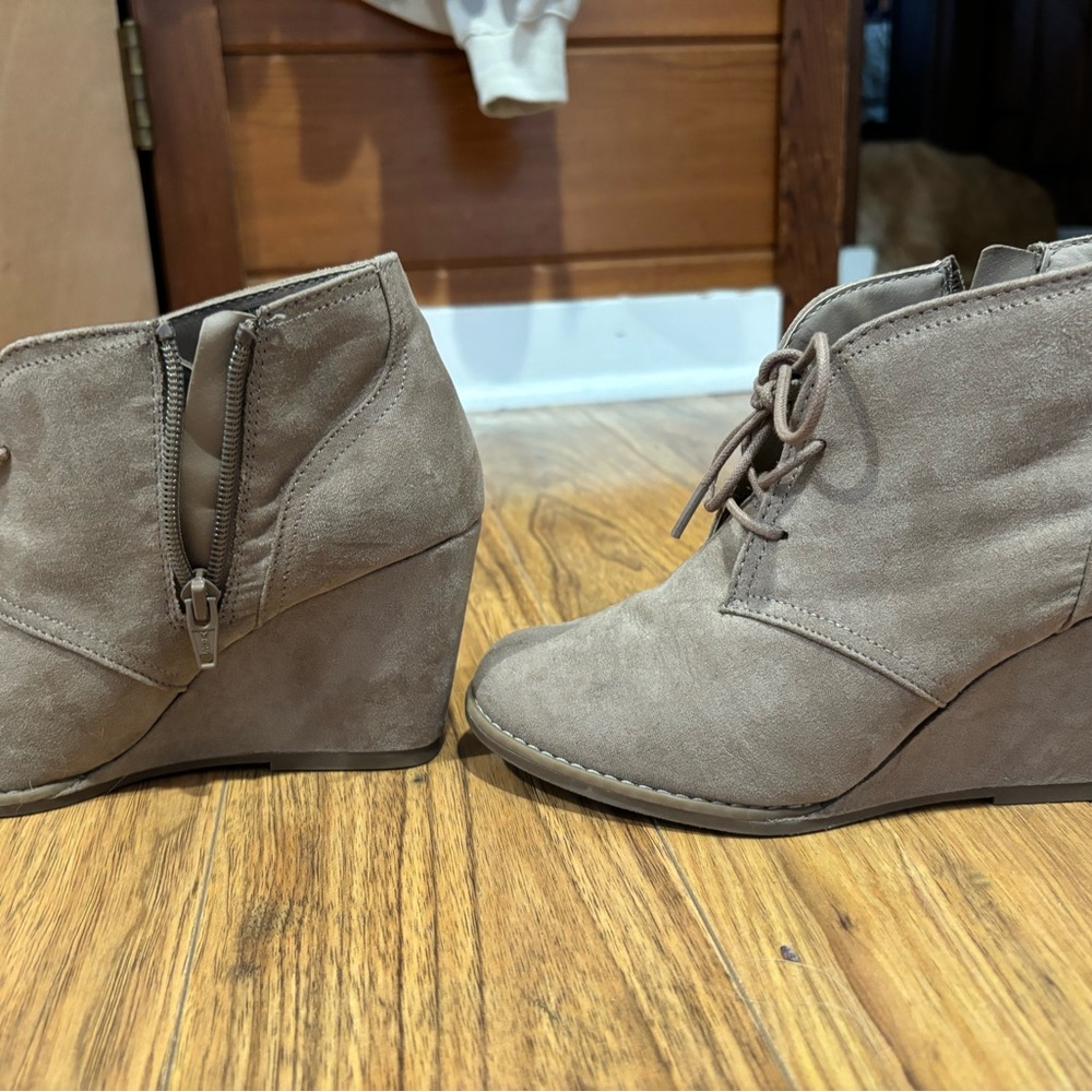 Trendy Gray Suede Lace-Up Boots - Picture 6 of 7